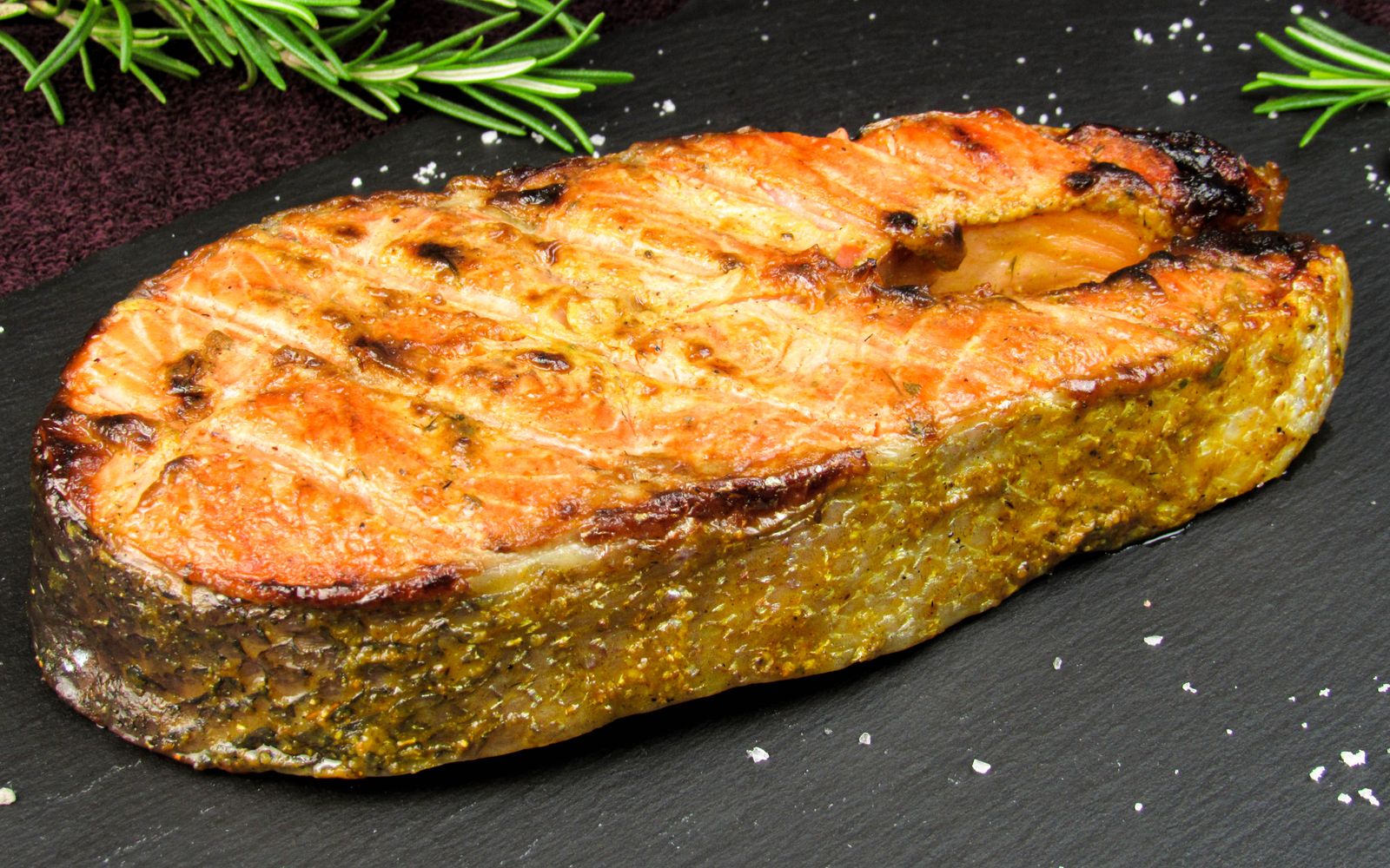 Bereide zalmfilet met een goudbruine buitenkant